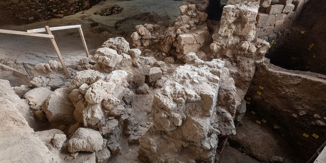 Ο ρωμαϊκός τοίχος 8 ρηγματωμένος και κομμένος σε δύο τμήματα, με το νότιο τμήμα κατακρημνισμένο και μετακινημένο προς τα δυτικά από την βιαιότητα του σεισμού. Στην εικόνα 20 διακρίνεται το ανυψωμένο ρωμαϊκό δάπεδο.