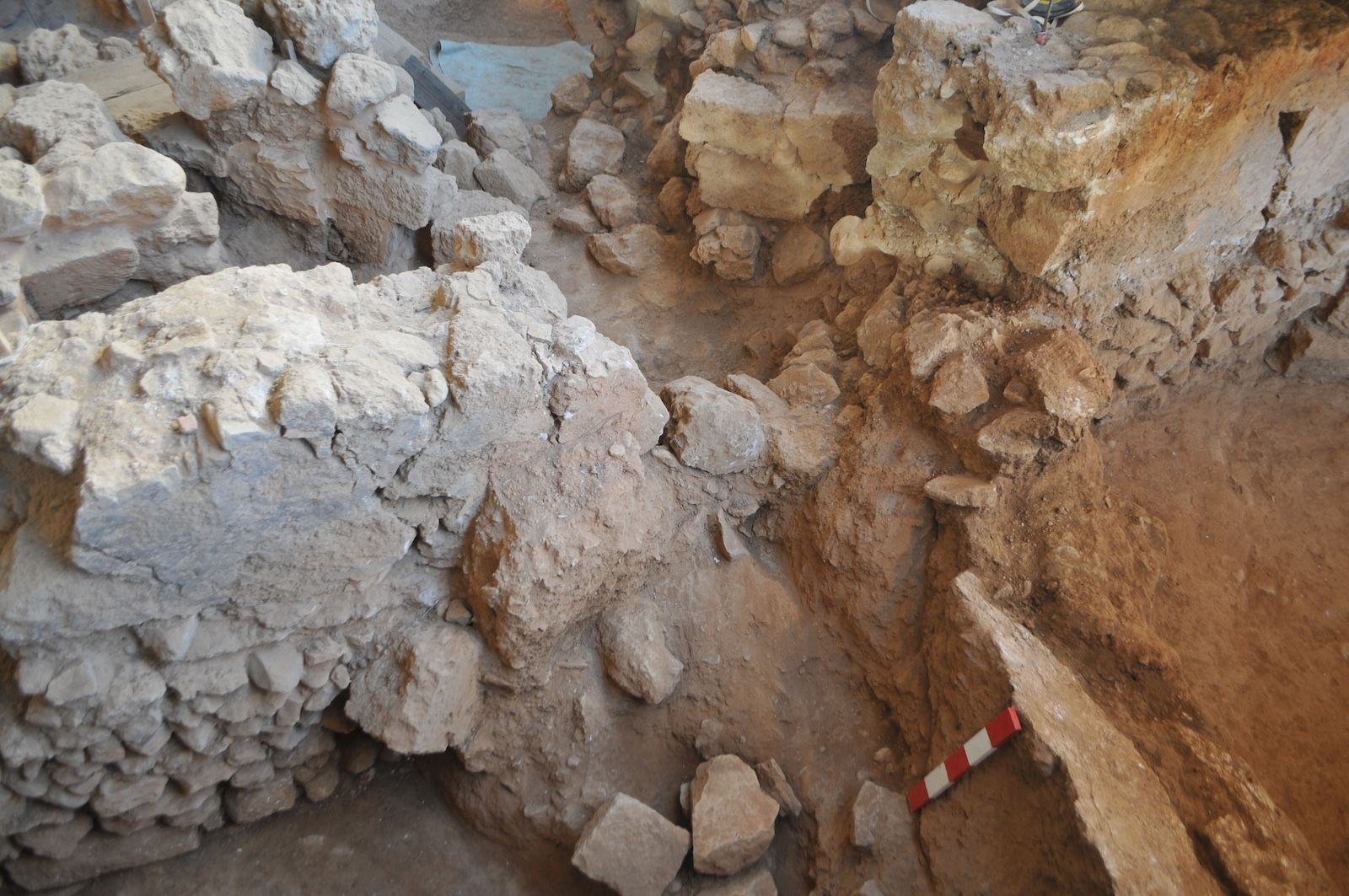 Ο ρωμαϊκός τοίχος 8 ρηγματωμένος και κομμένος σε δύο τμήματα, με το νότιο τμήμα κατακρημνισμένο και μετακινημένο προς τα δυτικά από την βιαιότητα του σεισμού. Στην εικόνα 20 διακρίνεται το ανυψωμένο ρωμαϊκό δάπεδο.