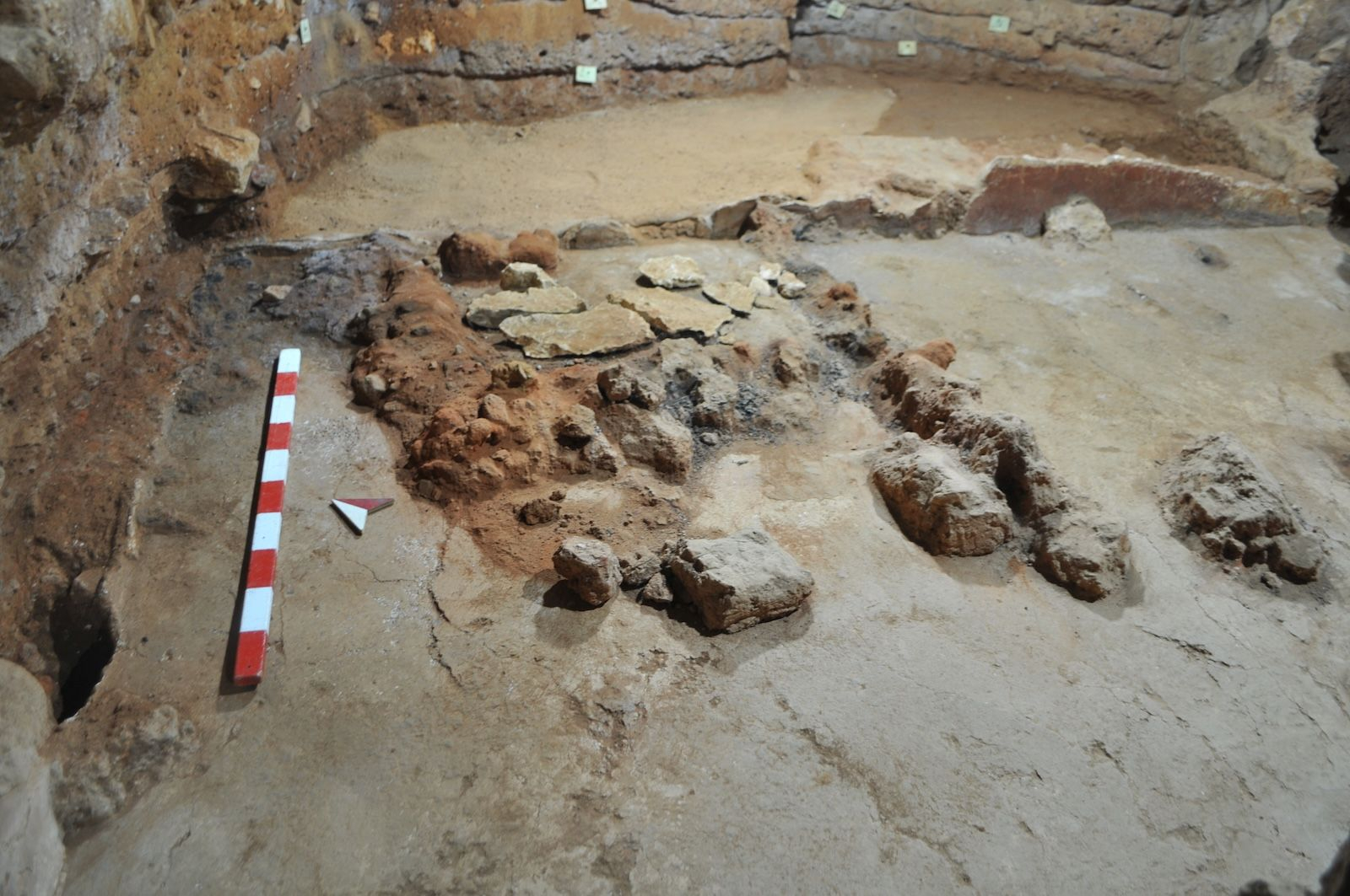  βόρειος και βορειοανατολικός τοίχος του υπόστυλου χώρου, από τα δυτικά. Οι λίθοι τους έχουν αφαιρεθεί στην ΥΜ ΙΙΙΓ περίοδο και μόνο υπολείμματα από τον τοιχογραφικό διάκοσμο έχουν αφεθεί κατά χώραν.