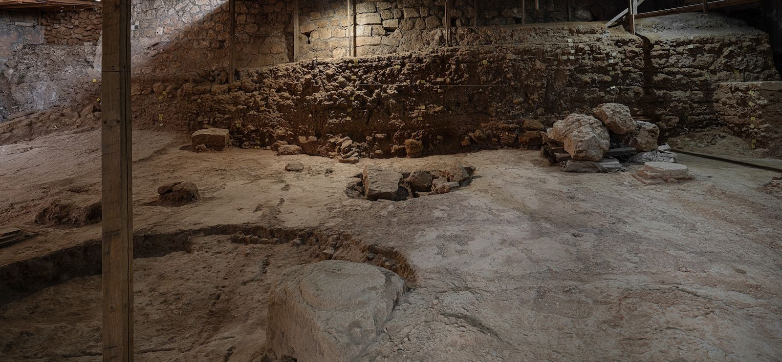  Ο υπόστυλος χώρος-loggia, από τα ανατολικά. Διακρίνονται ακόμη στην θέση τους λίγοι ογκόλιθοι πεσμένοι από τον δυτικό εξωτερικό τοίχο και ορισμένες βάσεις κιόνων.