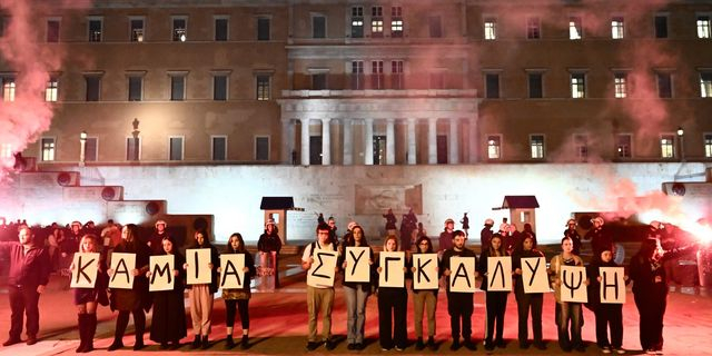 Συγκέντρωση διαμαρτυρίας έξω από το Σύνταγμα για το δυστύχημα των Τεμπών