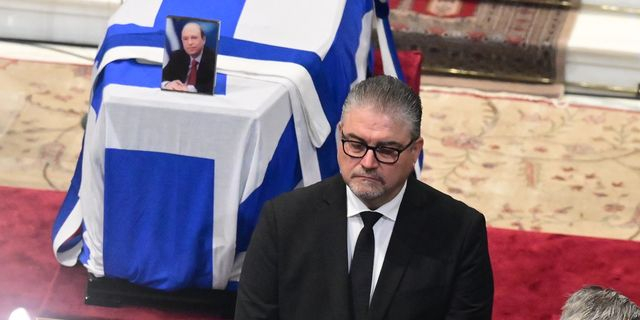 Ο φρουρός του Κώστα Σημίτη, Θανάσης Φιλιππόπουλος δίπλα στο φέρετρο του Κώστα Σημίτη