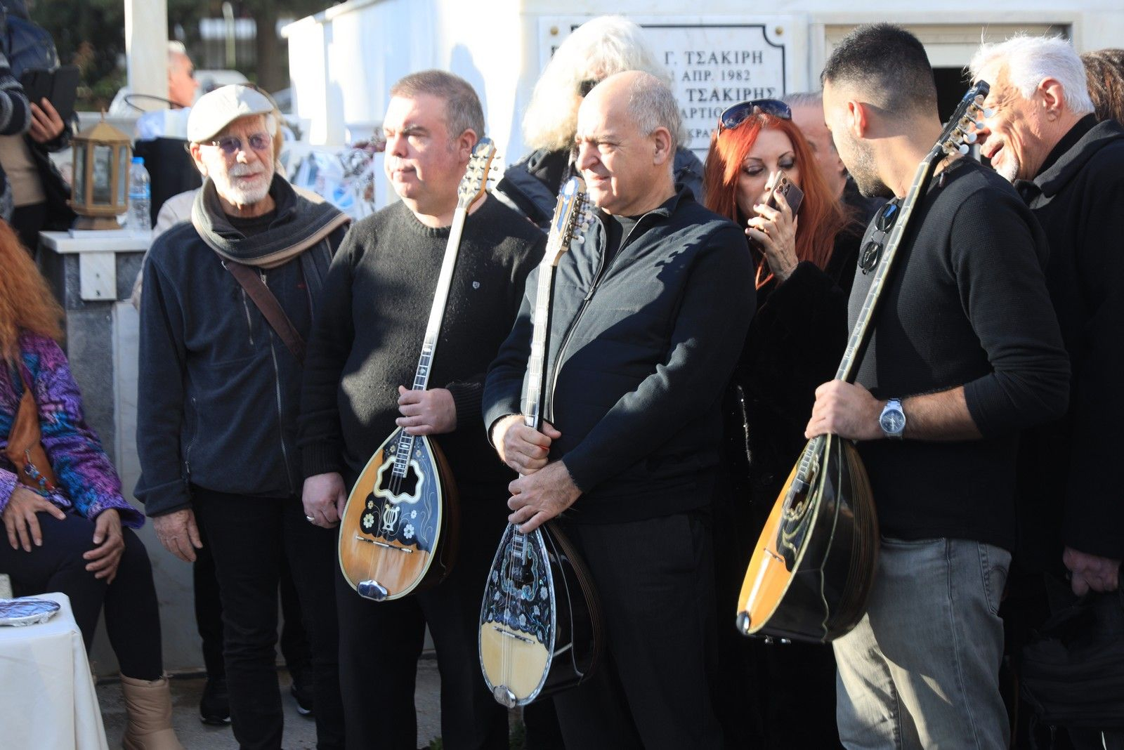 Πλήθος κόσμου αποχαιρετά με τα τραγούδια ''Το βουνό'' και ''Τα ξένα χέρια'' την Καίτη Γκρέυ