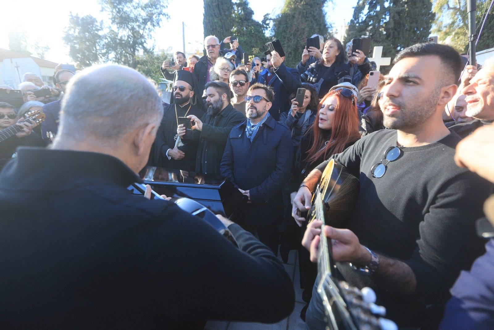 Πλήθος κόσμου αποχαιρετά με τα τραγούδια ''Το βουνό'' και ''Τα ξένα χέρια'' την Καίτη Γκρέυ