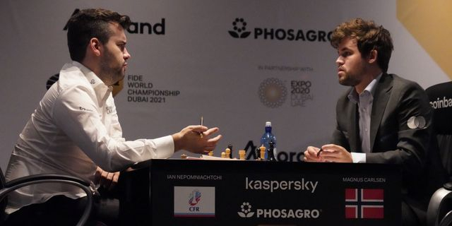 Ο Ian Nepomniachtchi και ο Magnus Carlsen