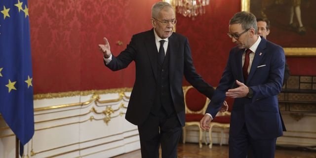 Ο πρόεδρος της Αυστρίας Αλεξάντερ Βαν ντερ Μπέλεν υποδέχεται τον επικεφαλής του Κόμματος των Ελευθέρων Χέρμπερτ Κικλ