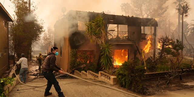 Σπίτια καίγονται στην Pasadena της Καλιφόρνια