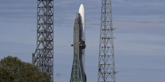 Ο πύραυλος New Glenn της Blue Origin σε ετοιμότητα για εκτόξευση στον διαστημικό σταθμό του Ακρωτηρίου Κανάβεραλ