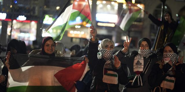 Κόσμος γιορτάζει τη συμφωνία κατάπαυσης του πυρός μεταξύ της Χαμάς και του Ισραήλ