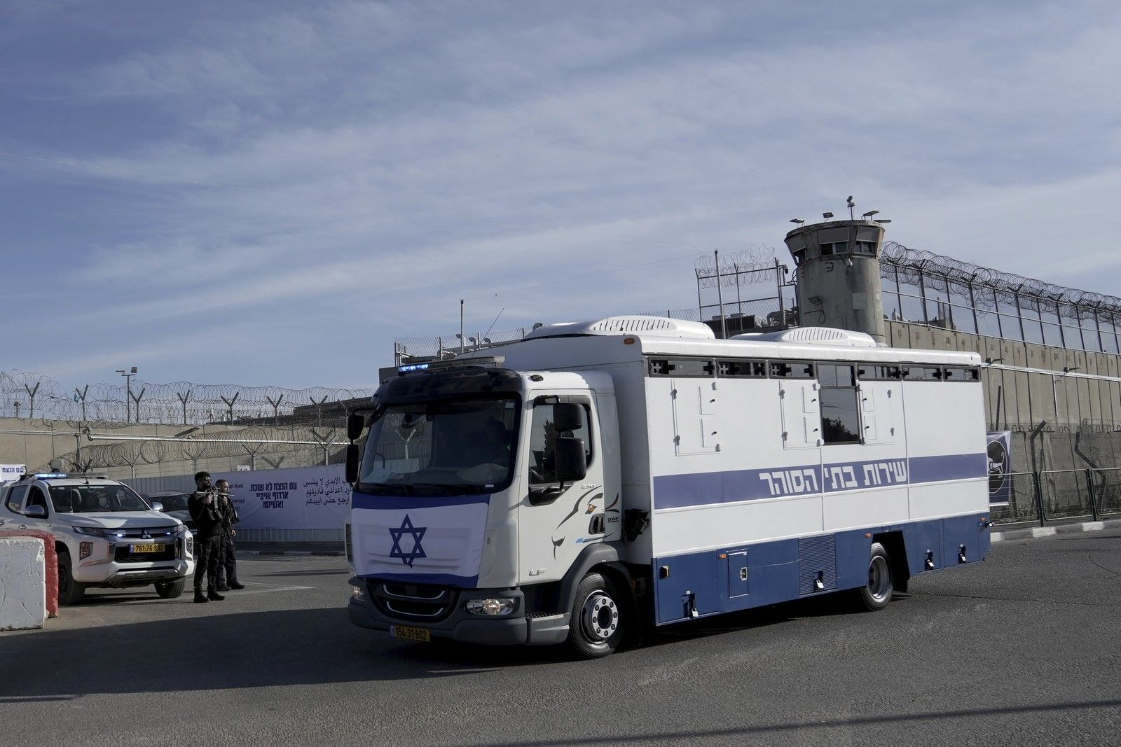 Ισραηλινά στρατιωτικά λεωφορεία στη στρατιωτική φυλακή Ofer κοντά στην Ιερουσαλήμ