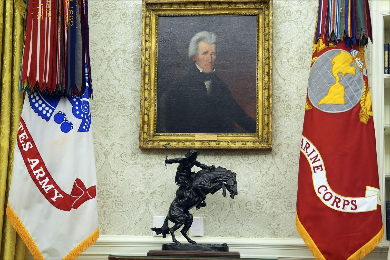 Πίνακας του πρώην προέδρου Άντριου Τζάκσον κρέμεται στο Οβάλ Γραφείο του Λευκού Οίκου