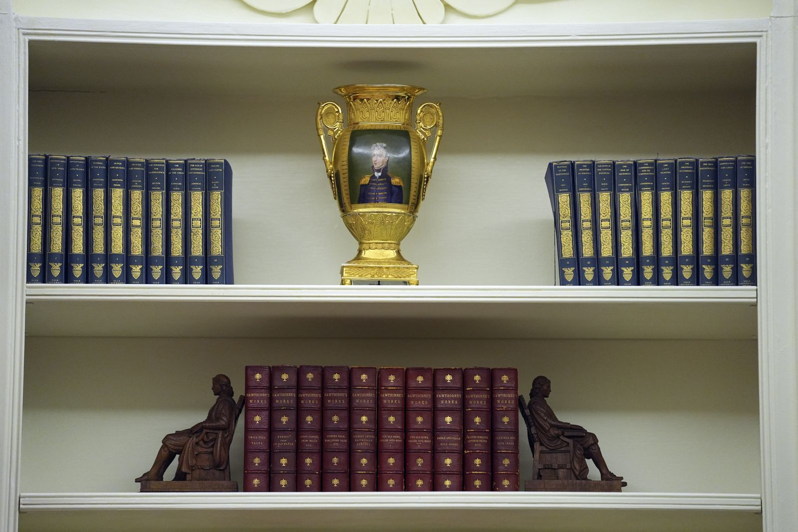 Ράφια βιβλιοθήκης στο Οβάλ Γραφείο του Ντόναλντ Τραμπ