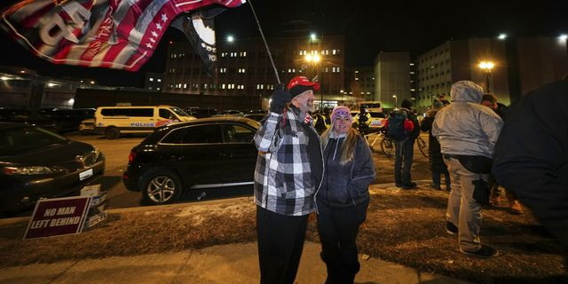 Υποστηρικτές του Ντόναλντ Τραμπ έξω από το Κεντρικό Κατάστημα Κράτησης της Ουάσινγκτον