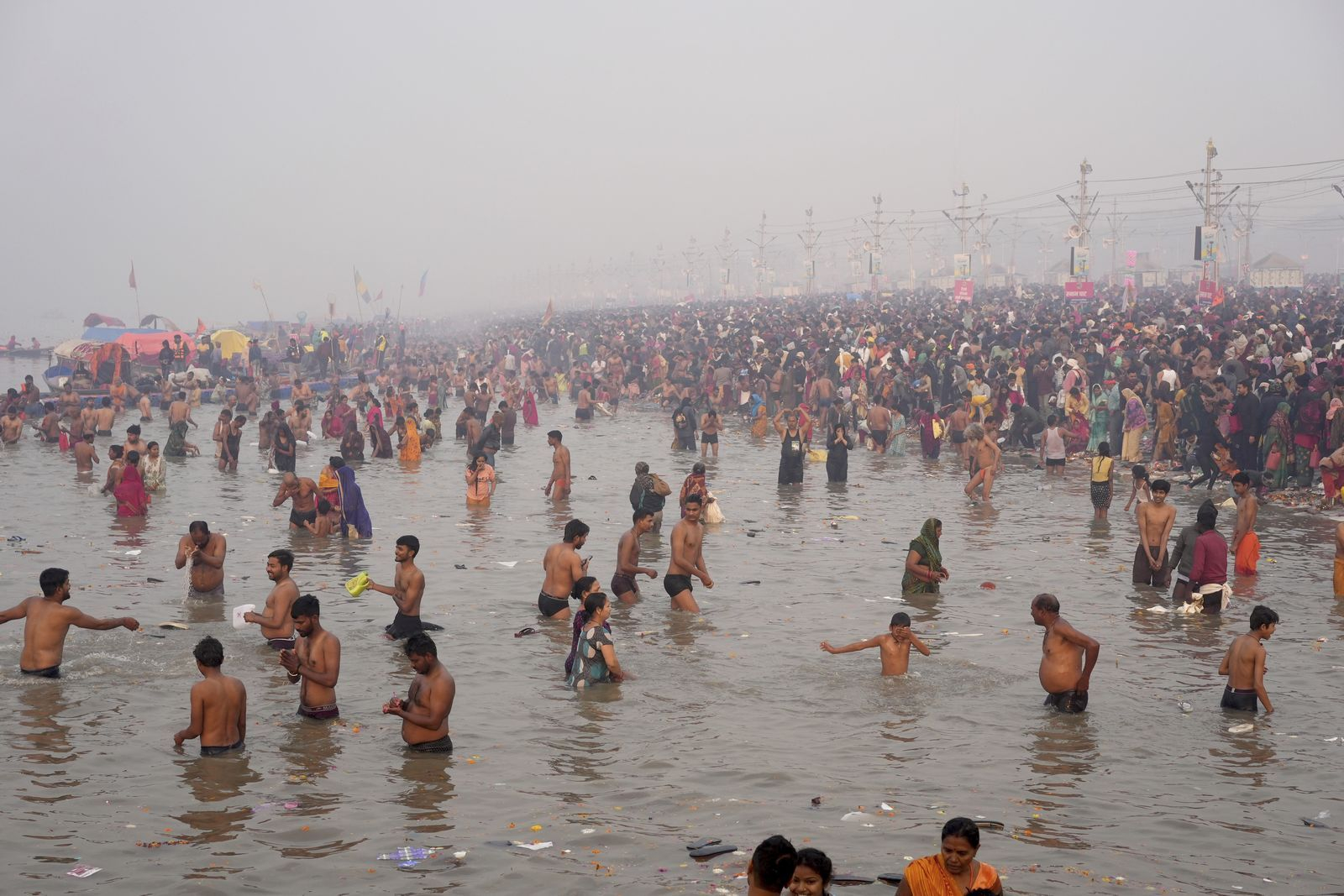 Ινδουιστές πιστοί βουτούν στο Sangam, τη συμβολή του Γάγγη, του Yamuna και του μυθικού ποταμού Saraswati κατά τη διάρκεια του φεστιβάλ Maha Kumbh