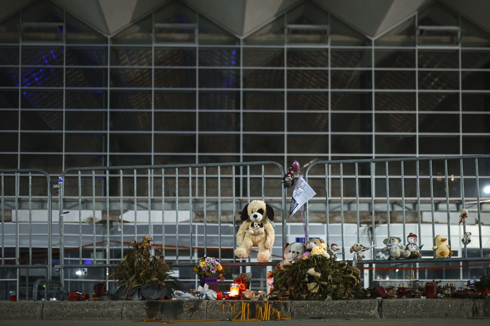 Παιχνίδια, κεριά, λουλούδια και ένα χαρτί που γράφει «Δεν έπρεπε να συμβεί εδώ» στο σημείο της κατάρρευσης του τσιμεντένιου στεγάστρου στο Νόβι Σαντ της Σερβίας