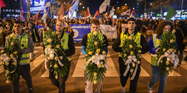Νέοι μεταφέρουν στεφάνια με τα ονόματα των θυμάτων κατά τη διάρκεια διαμαρτυρίας στο Νόβι Σαντ της Σερβίας