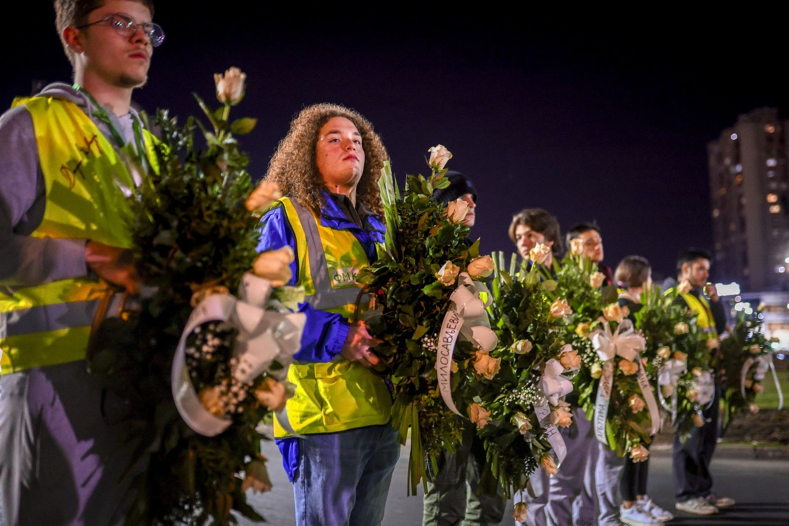 Νέοι μεταφέρουν στεφάνια με τα ονόματα των θυμάτων κατά τη διάρκεια διαμαρτυρίας στο Νόβι Σαντ της Σερβίας