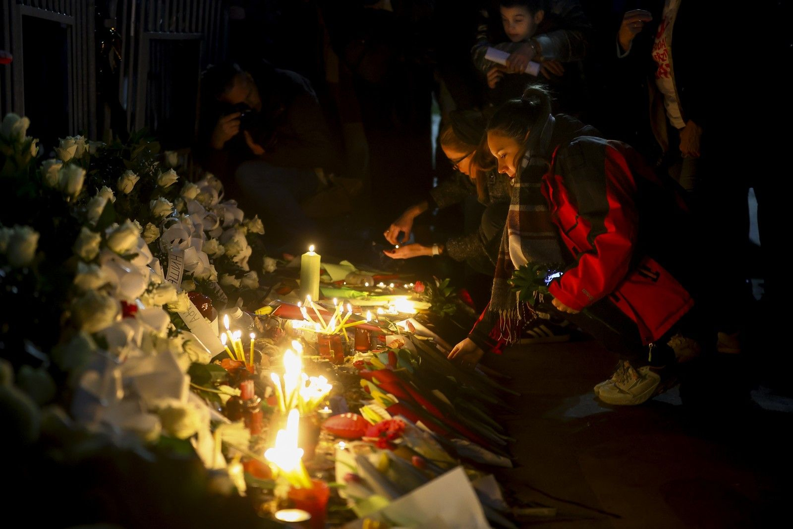 Διαδηλωτές καταθέτουν στεφάνια στη μνήμη των θυμάτων της τραγωδίας στο Νόβι Σαντ