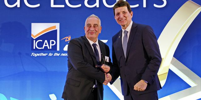 Ο Αντιπρόεδρος του Ομίλου, Αθανάσιος Αρχοντίκης παραλαμβάνει το βραβείο