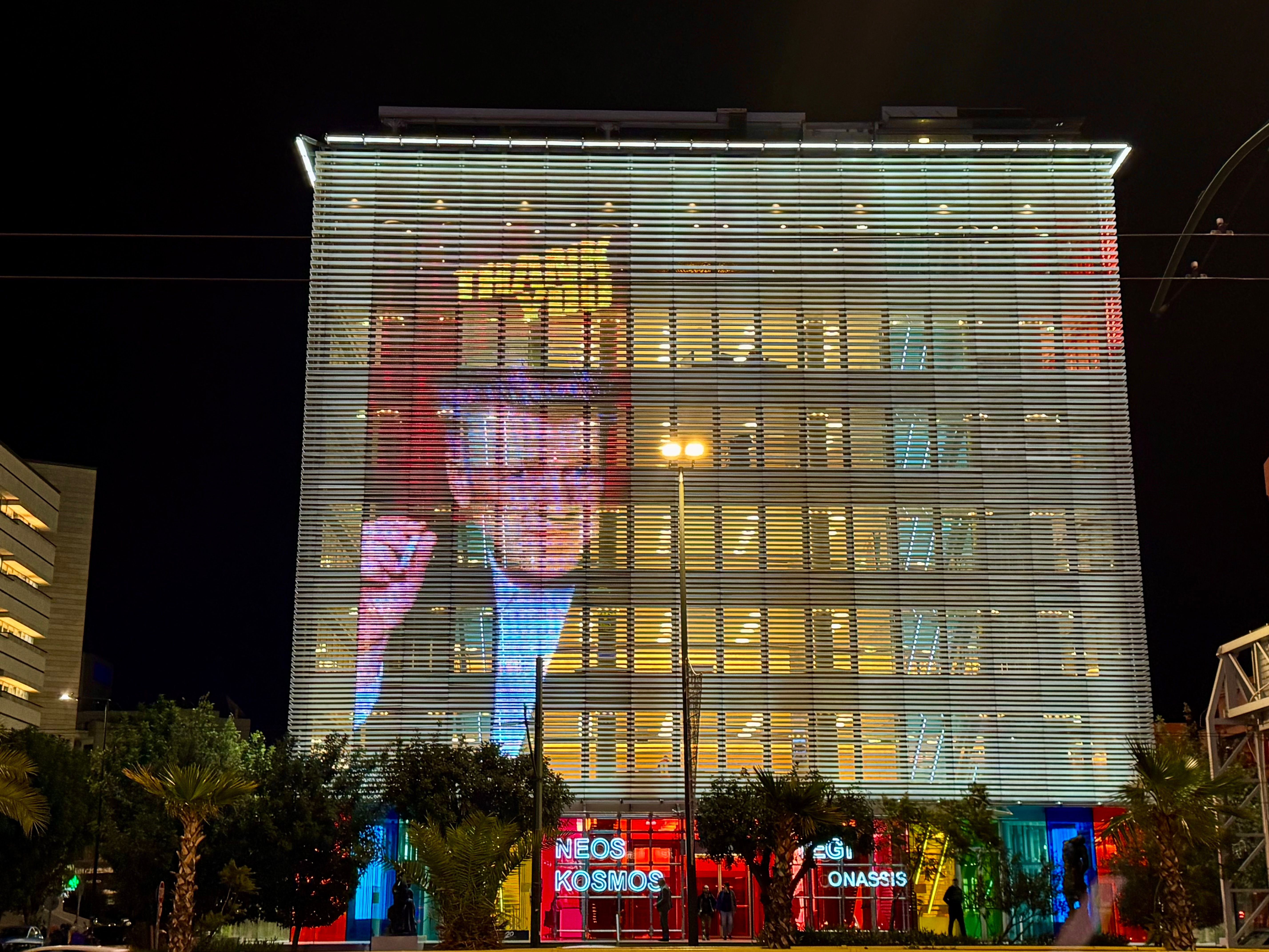 Το πρόσωπο του Ντέιβιντ Λιντς στην πρόσοψη της Στέγης του Ιδρύματος Ωνάση