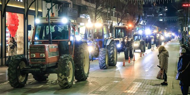 Διαμαρτυρία αγροτών με τα τρακτέρ στην πόλη της Λάρισας
