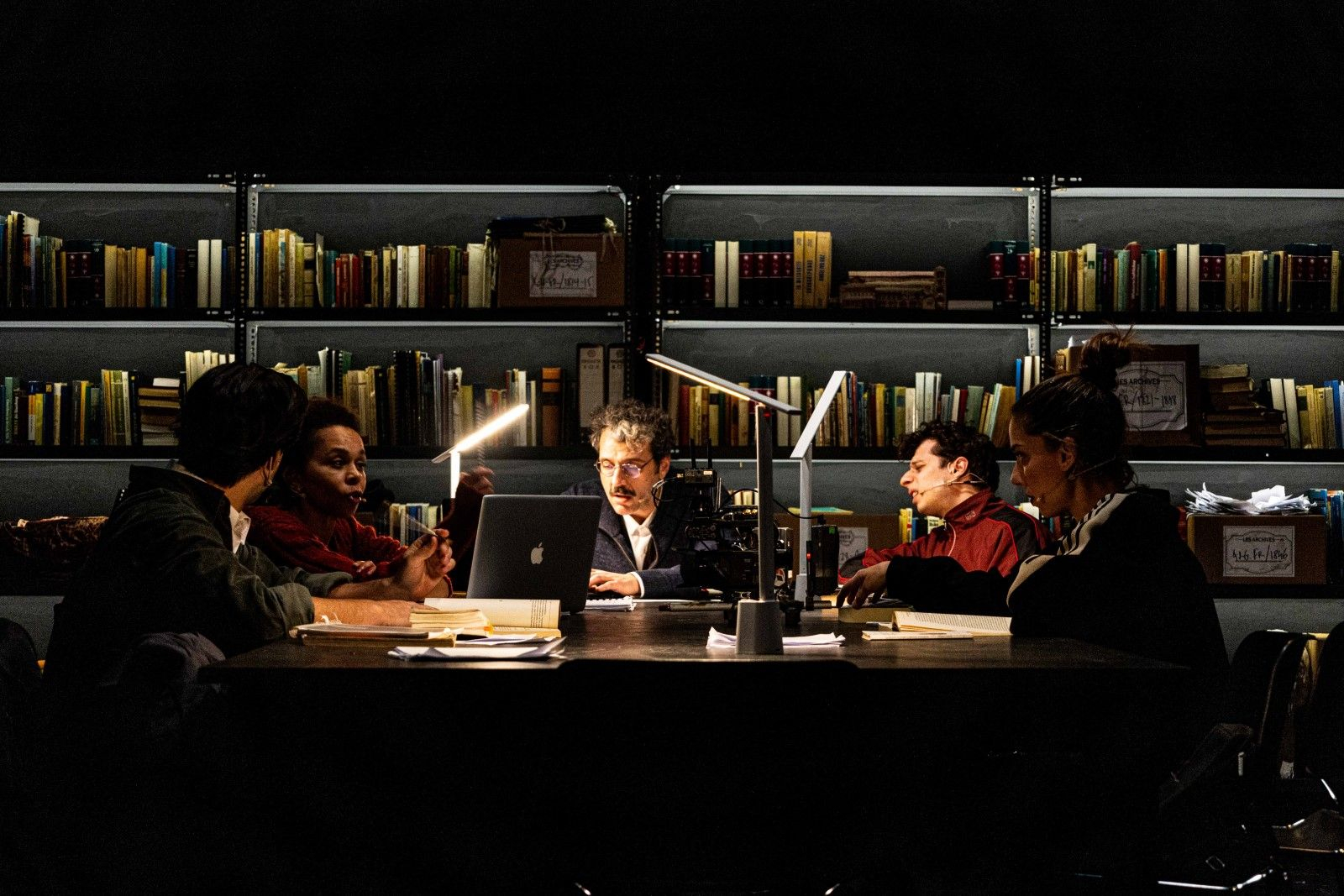 «H αισθηματική αγωγή· ερευνώντας ένα αρχείο ρωγμών» 