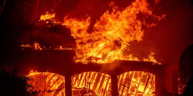 Λος Άντζελες: Ανεξέλεγκτη η πιο καταστροφική πυρκαγιά στην ιστορία της πόλης