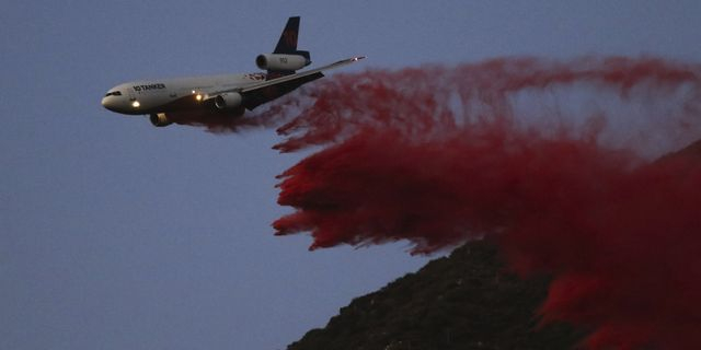 Τι είναι η ροζ σκόνη που πετούν στις φωτιές οι Αμερικανοί
