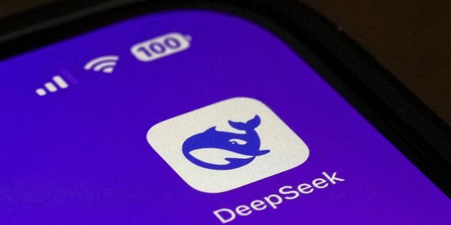 DeepseeK: Ο παγκόσμιος συγκλονισμός και ο μοναχικός Βαρουφάκης