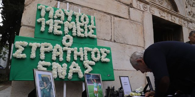 ΣΕ ΛΑΪΚΟ ΠΡΟΣΚΥΝΗΜΑ Η ΣΟΡΟΣ ΤΟΥ ΜΙΜΗ ΔΟΜΑΖΟΥ ΣΤΟ ΠΑΡΕΚΚΛΗΣΙ ΤΗΣ ΜΗΤΡΟΠΟΛΗΣ ΑΘΗΝΩΝ.