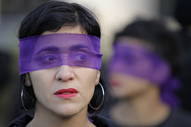 Γυναίκες διαδηλώνουν κατά της έμφυλης βίας