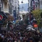 Κόσμος στην οδό Ερμού, παραμονές Χριστουγέννων