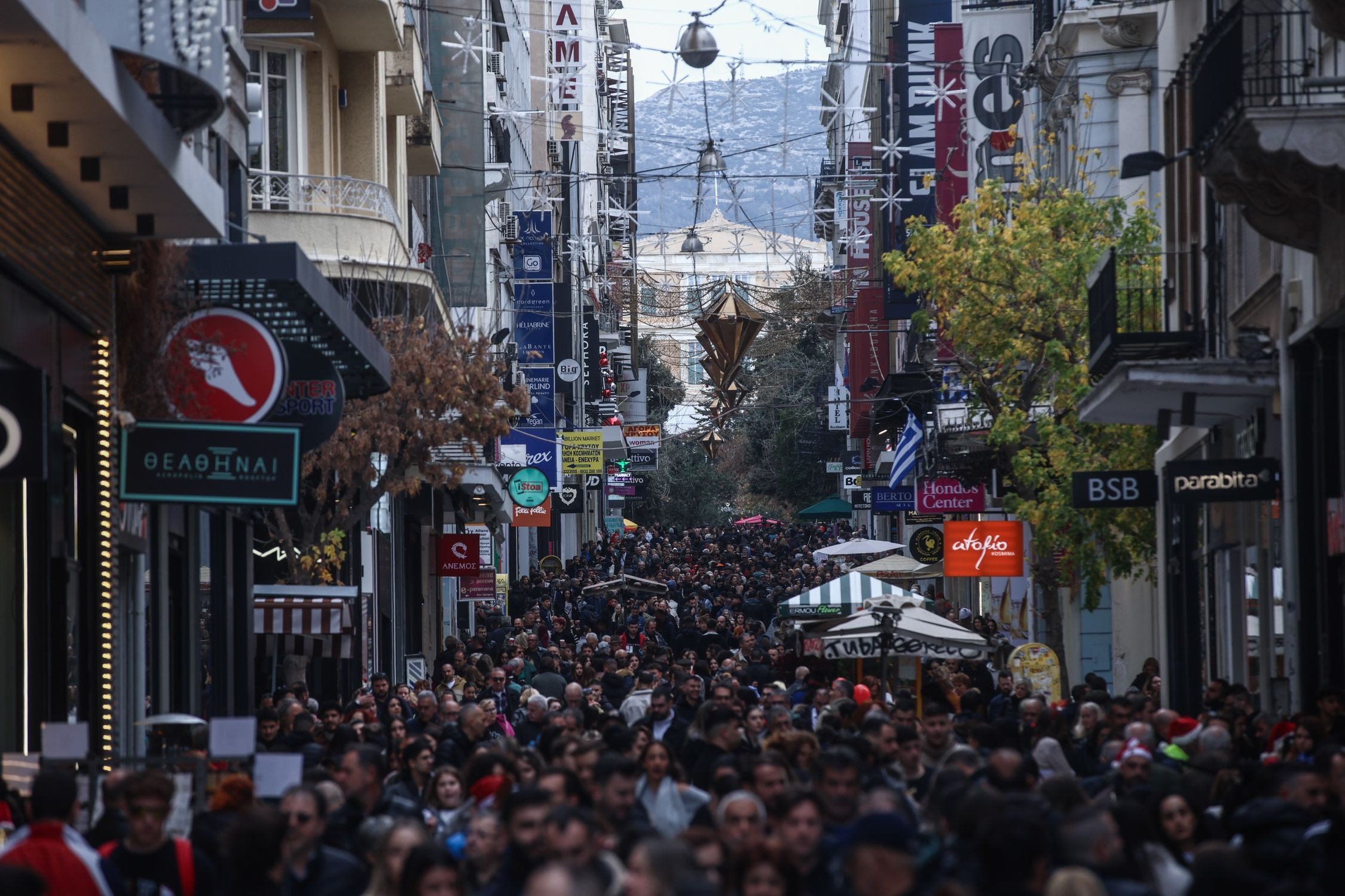 Κόσμος στην οδό Ερμού, παραμονές Χριστουγέννων 