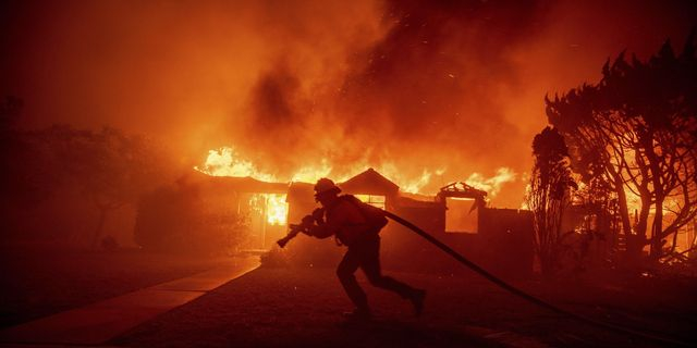 Ασύλληπτη η ταχύτητα εξάπλωσης της φωτιάς στο Λος Άντζελες