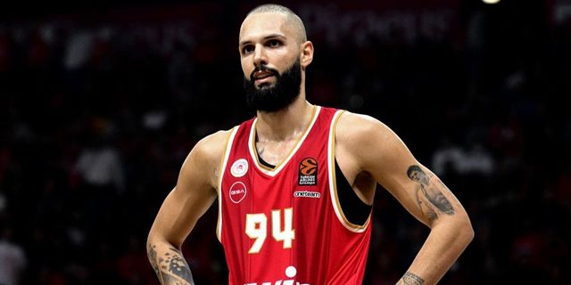 Το τρολάρισμα του Φουρνιέ στον Παπανικολάου για κάρφωμα της σεζόν 2011-12