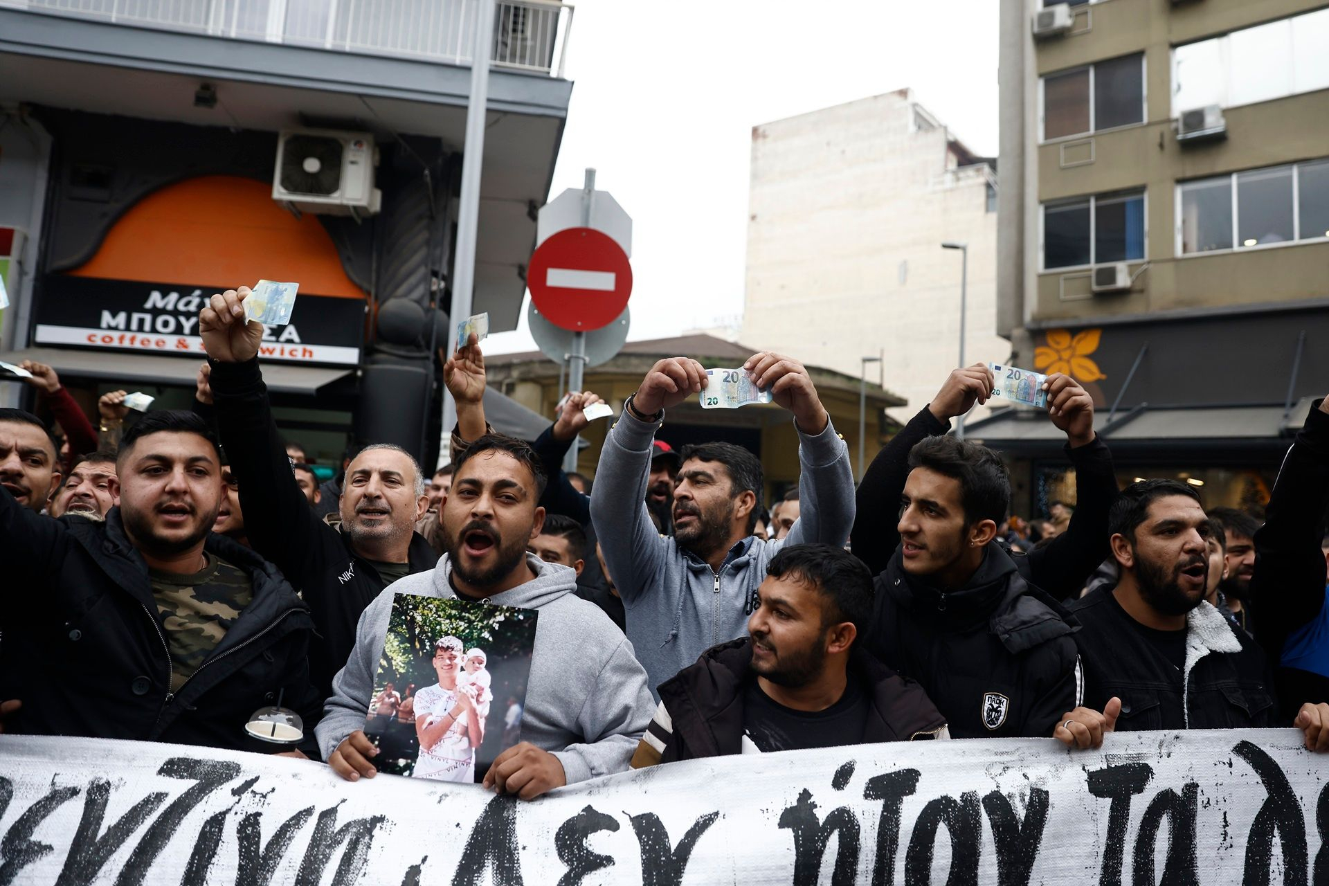 Διαμαρτυρία για τη δολοφονία του 16χρονου Ρομ Κώστα Φραγκούλη