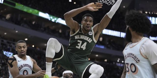 Μπακς – Σπερς 121-105: Ο Αντετοκούνμπο έδωσε ακόμη ένα μάθημα στον Γουεμπανιαμά