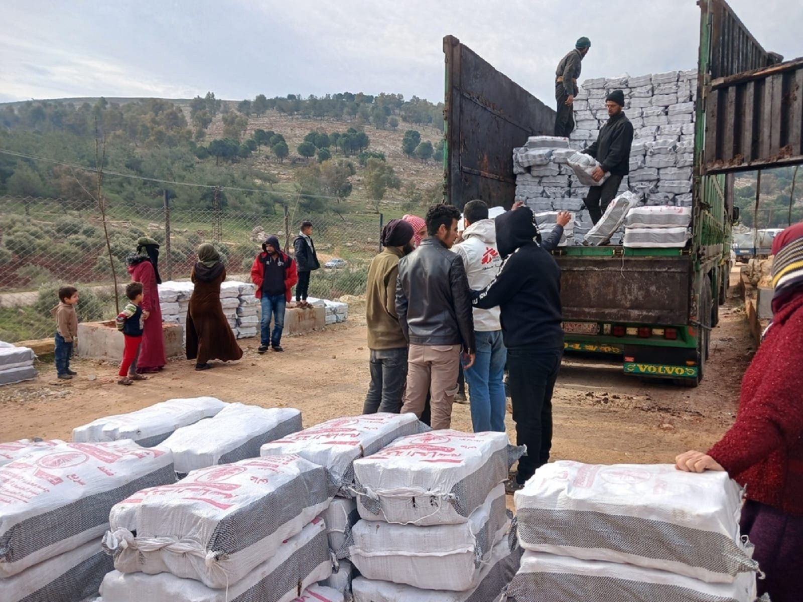 Οι ομάδες των Γιατρών Χωρίς Σύνορα έχουν διανείμει πάνω από 200 τόνους υλικών θέρμανσης σε καταυλισμούς εκτοπισμένων στη βορειοδυτική Συρία. Οι ομάδες πεδίου των Γιατρών Χωρίς Σύνορα εργάζονται για να παραδώσουν υλικά θέρμανσης σε περισσότερες από 1.000 οικογένειες που ζουν σε δύσκολες συνθήκες σε καταυλισμούς εκτοπισμένων στην περιοχή της βορειοδυτικής Συρίας.