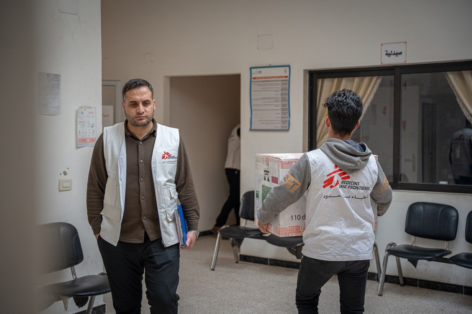 Η ομάδα των Γιατρών Χωρίς Σύνορα παρέδωσε επείγουσες ιατρικές δωρεές σε δύο νοσοκομεία και τρία κέντρα υγείας στη Homs, στην κεντρική Συρία, μετά από ολοκληρωμένες αξιολογήσεις της κατάστασης της υγείας στην περιοχή, η οποία έχει πληγεί από τον πολυετή πόλεμο.