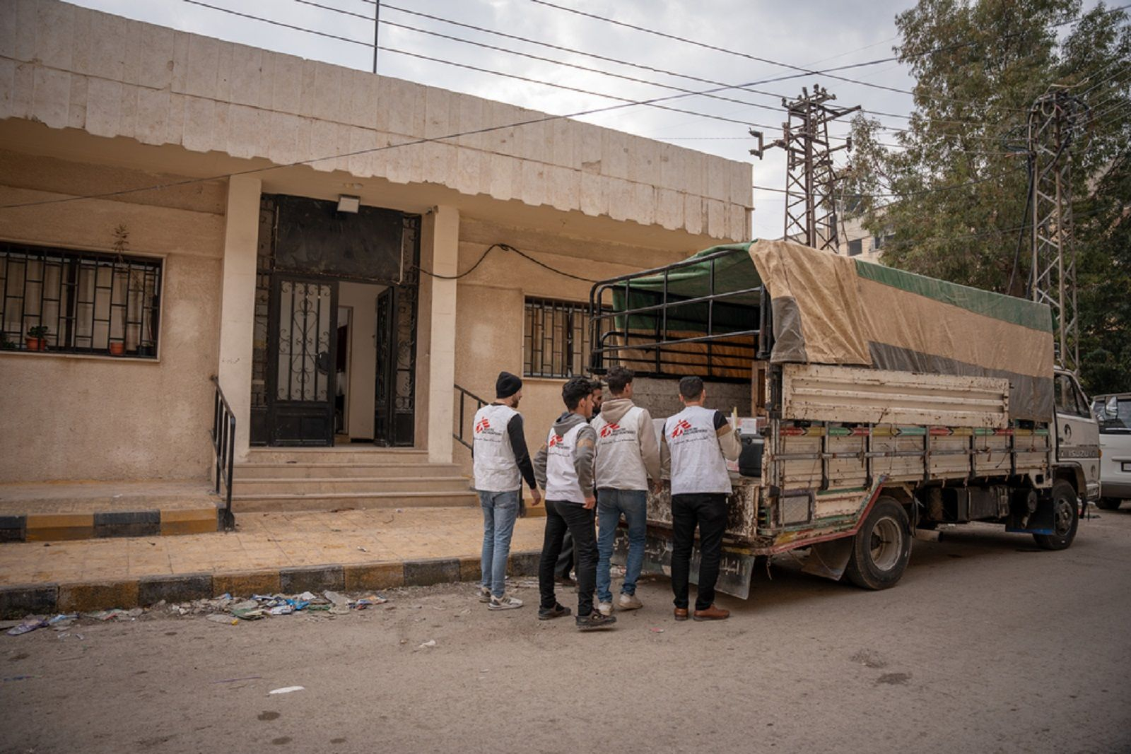 Η ομάδα των Γιατρών Χωρίς Σύνορα παρέδωσε επείγουσες ιατρικές δωρεές σε δύο νοσοκομεία και τρία κέντρα υγείας στη Homs, στην κεντρική Συρία, μετά από ολοκληρωμένες αξιολογήσεις της κατάστασης της υγείας στην περιοχή, η οποία έχει πληγεί από τον πολυετή πόλεμο.