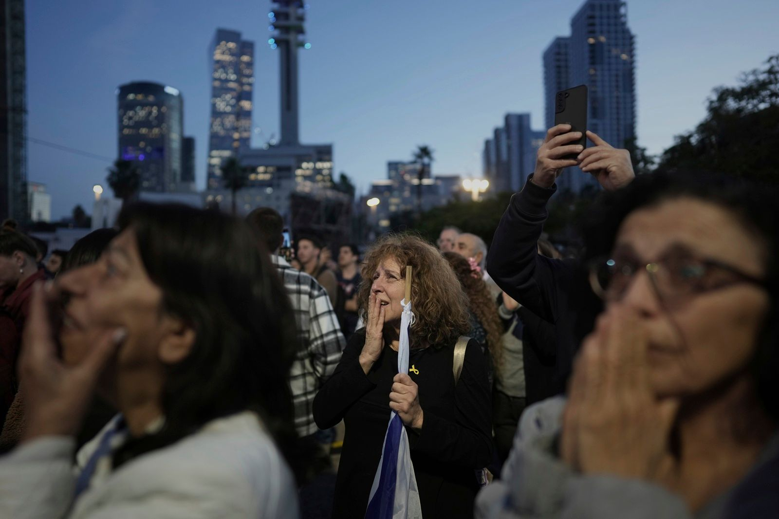 Συγγενείς και φίλοι των Ισραηλινών ομήρων έχουν συγκεντρωθεί στο Τελ Αβίβ