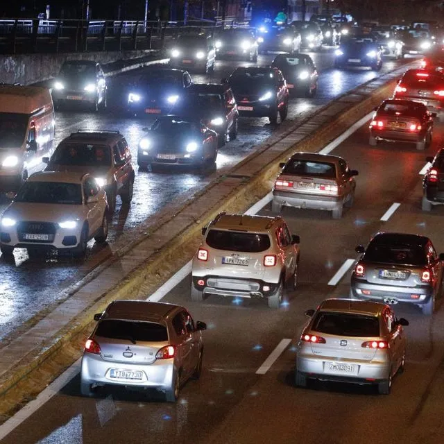 Φωτιά σε φορτηγάκι στον Κηφισό – Ουρές χιλιομέτρων στο ρεύμα προς Λαμία