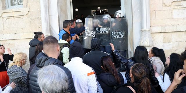 Κακοποίηση 3χρονου: Στη φυλακή ο υποκινητής των επεισοδίων έξω από τα δικαστήρια