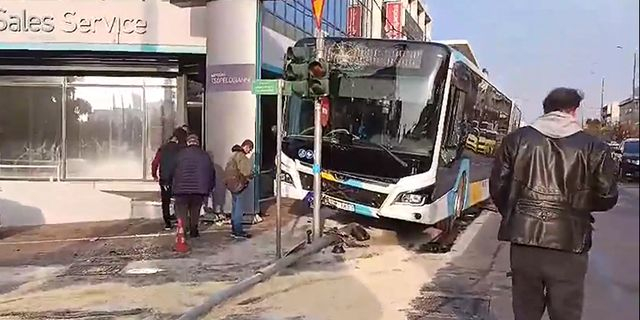 Λεωφορείο προσέκρουσε σε φανάρι στη Μεσογείων