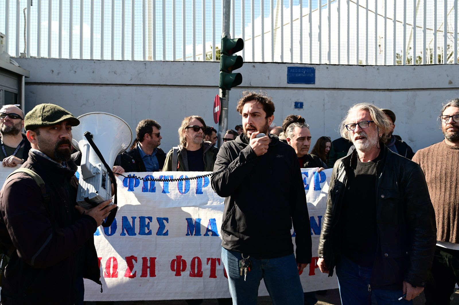 Συγκέντρωση διαμαρτυρίας έξω από το υπουργείο Προστασίας του Πολίτη από την Ένωση Φωτορεπόρτερ Ελλάδας (ΕΦΕ), για τον τραυματισμό του πρώην προέδρου της, Μάριου Λώλου, από τα ΜΑΤ στο συλλαλητήριο της περασμένης Κυριακής για τα Τέμπη