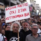 Ο πατέρας του Βασίλη Μάγγου σε διαδήλωση, κρατώντας πλακάτ κατά της αστυνομικής βίας