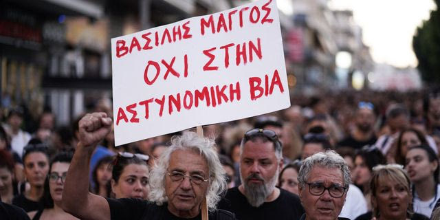 Ο πατέρας του Βασίλη Μάγγου σε διαδήλωση, κρατώντας πλακάτ κατά της αστυνομικής βίας