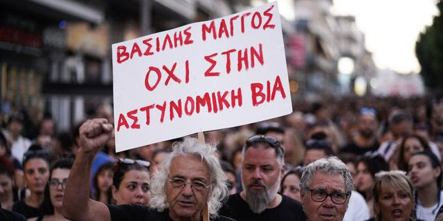 Ο πατέρας του Βασίλη Μάγγου σε διαδήλωση, κρατώντας πλακάτ κατά της αστυνομικής βίας