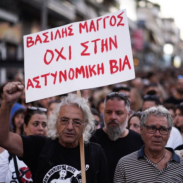 Ο πατέρας του Βασίλη Μάγγου σε διαδήλωση, κρατώντας πλακάτ κατά της αστυνομικής βίας