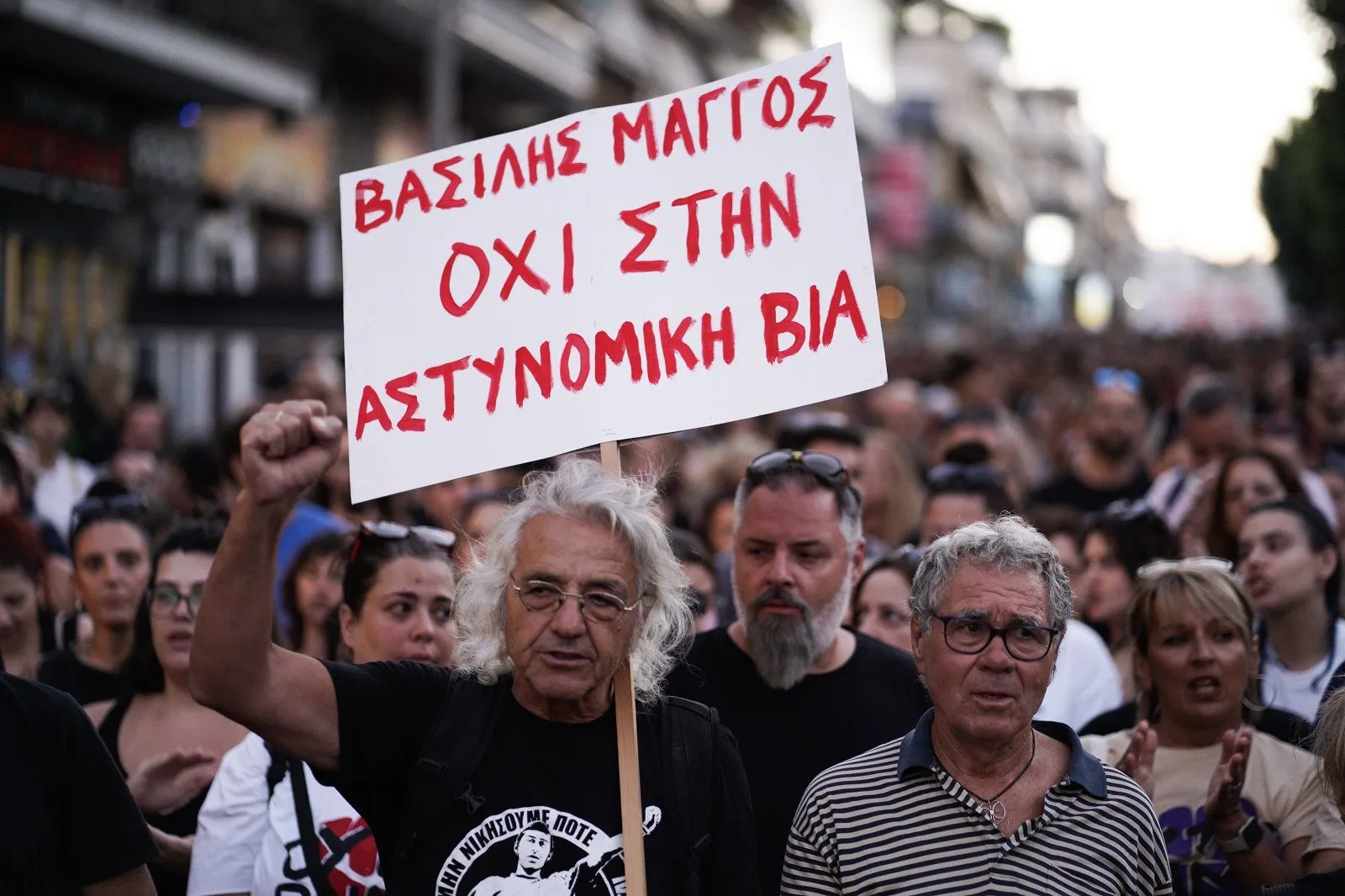 Ο πατέρας του Βασίλη Μάγγου σε διαδήλωση, κρατώντας πλακάτ κατά της αστυνομικής βίας